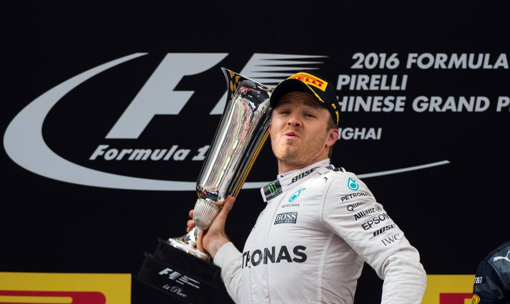 Rosberg esulta con il trofeo per la vittoria